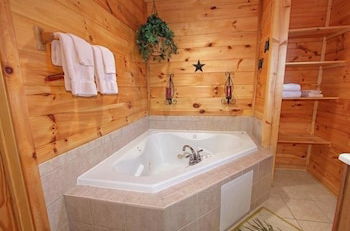 Foto 13 - Secluded Memories 2 Bedroom Cabin by RedAwning