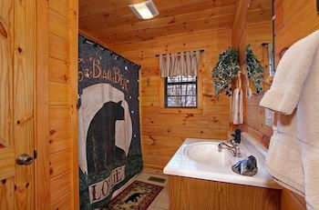 Foto 11 - Secluded Memories 2 Bedroom Cabin by RedAwning