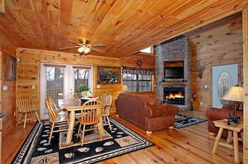 Foto 6 - Secluded Memories 2 Bedroom Cabin by RedAwning