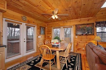 Foto 19 - Secluded Memories 2 Bedroom Cabin by RedAwning