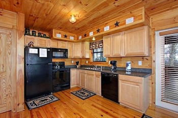 Foto 7 - Secluded Memories 2 Bedroom Cabin by RedAwning