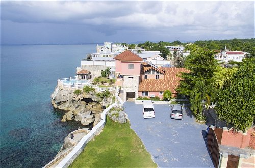 Foto 32 - Castle Cove-Ocean Front Villa