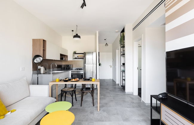 Chic Urban Getaway with Balcony & Mamad by Sea N Rent - Foto 28