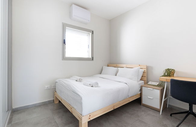 Chic Urban Getaway with Balcony & Mamad by Sea N Rent - Foto 19