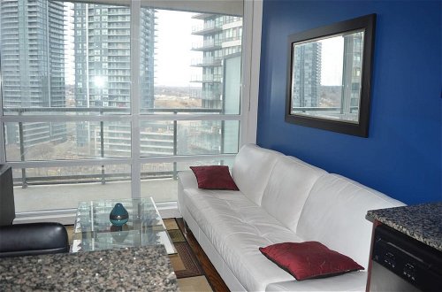 Foto 15 - NEW Luxury Condo - Lake Shore View With Parking