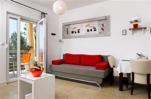 Foto 6 - Beautiful Apartment for 3 Adults Next to the Beach