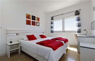 Foto 3 - Beautiful Apartment for 3 Adults Next to the Beach