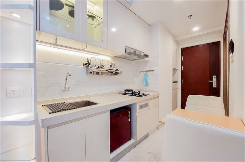 Photo 5 - High Floor And Cozy Studio Room At Sky House Bsd Apartment