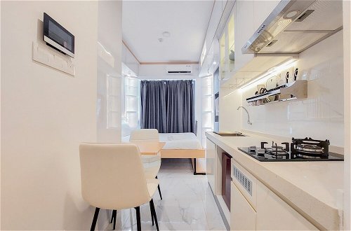 Photo 13 - High Floor And Cozy Studio Room At Sky House Bsd Apartment