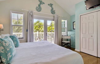 Foto 3 - Breezy Bungalow by Avantstay Close 2 Zachary Taylor State Park & Beach w/ Shared Pool Week Long Stays