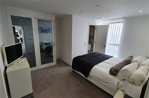 Photo 2 - Royal Wharf Excel - 2 Bed Close To City Airport