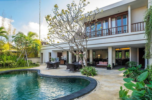 Foto 1 - Villa For Big Family Stay 10 Bedroom in Bali Seminyak