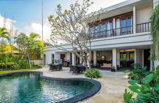 Foto 1 - Villa For Big Family Stay 10 Bedroom in Bali Seminyak