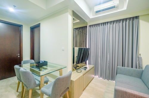 Foto 13 - Cozy Stay @ Strategic Place 2BR Menteng Park Apartment