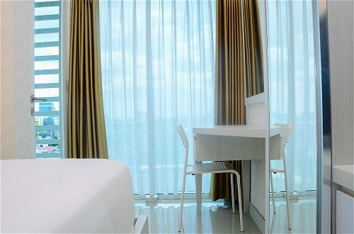 Foto 2 - Comfy with Modern Style 1BR Grand Kamala Lagoon Apartment