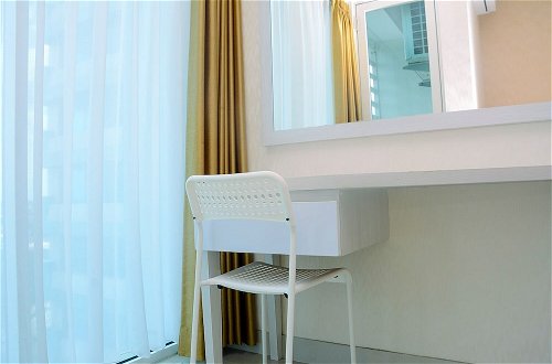 Foto 4 - Comfy with Modern Style 1BR Grand Kamala Lagoon Apartment