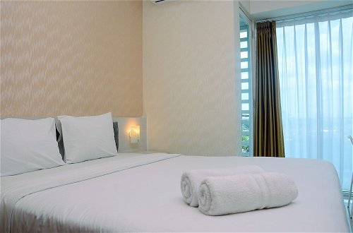 Foto 3 - Comfy with Modern Style 1BR Grand Kamala Lagoon Apartment