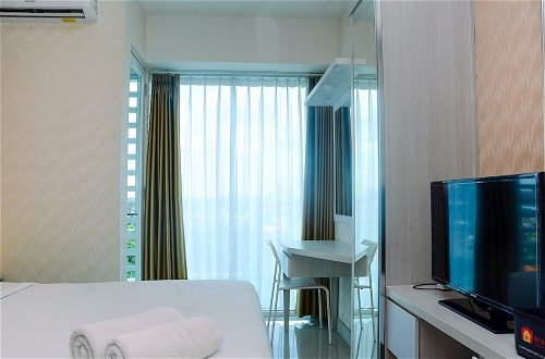 Foto 6 - Comfy with Modern Style 1BR Grand Kamala Lagoon Apartment
