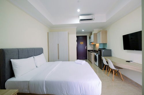 Photo 19 - Simply Modern Studio Menteng Park Apartment