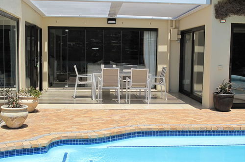 Foto 16 - Stunning Cape Peninsula Holiday Villa With Pool