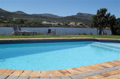 Foto 17 - Stunning Cape Peninsula Holiday Villa With Pool