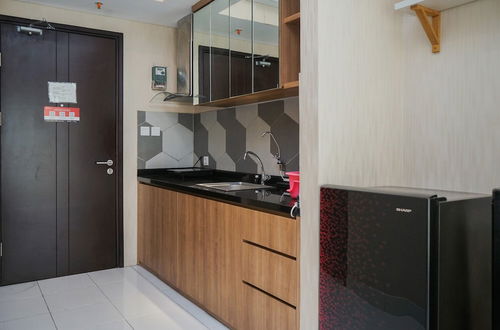 Foto 5 - Elegant And Comfy Studio Casa De Parco Apartment Near Ice Bsd