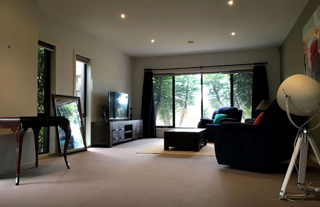 Deluxe Lake View House - Photo 9