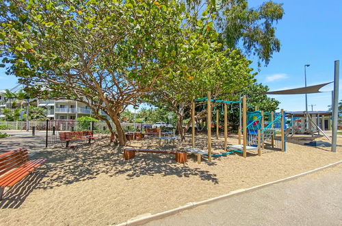 Photo 25 - Absolute Beachfront House with Private Pool