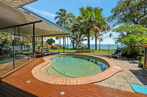 Photo 17 - Absolute Beachfront House with Private Pool