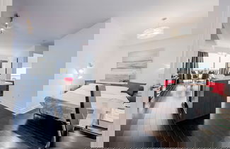 Foto 2 - Stunning High Floor 1 Bedroom w Den Condo Near U of T and Hospitals