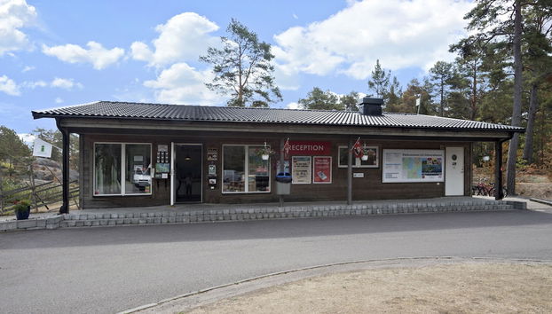 Check-in/check-out kiosk