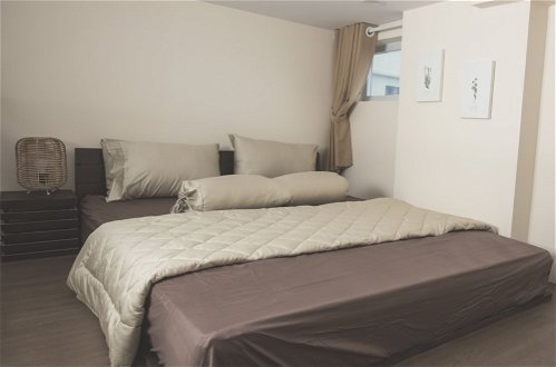 Foto 4 - The Homee Cozy Modern Studio Apartment