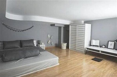Foto 11 - The Homee Cozy Modern Studio Apartment