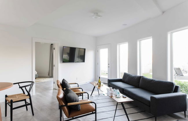 Julep by Avantstay Stylish 9 BR Estate w/ Mid-century Modern Decor - Photo 34