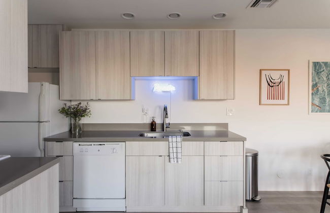 Julep by Avantstay Stylish 9 BR Estate w/ Mid-century Modern Decor - Photo 36