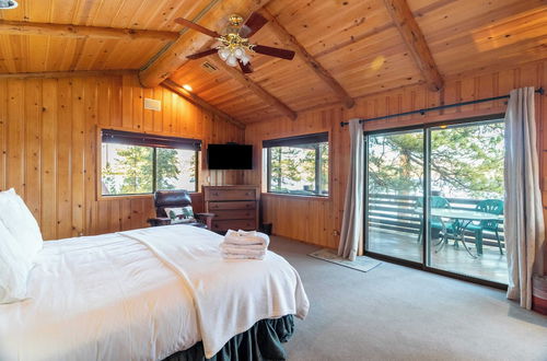 Photo 4 - Shoreline Lakehouse by Avantstay Majestic Lakefront Cabin w/ Hot Tub & Fire Pit