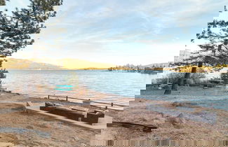 Foto 2 - Shoreline Lakehouse by Avantstay Majestic Lakefront Cabin w/ Hot Tub & Fire Pit!