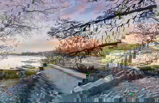 Foto 3 - Shoreline Lakehouse by Avantstay Majestic Lakefront Cabin w/ Hot Tub & Fire Pit!