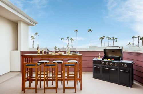 Foto 3 - Pacific Villa by Avantstay Steps From Beach Luxurious & Modern Indoor-outdoor Living