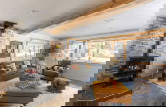 Foto 2 - Sweet Pine Deck + Hot Tub, Cozy Modern Interior Close to Ski Resort!