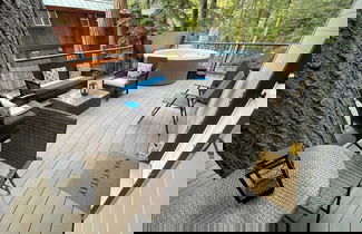 Foto 3 - Sweet Pine Deck + Hot Tub, Cozy Modern Interior Close to Ski Resort!