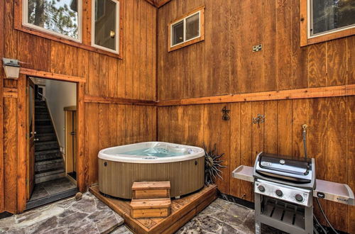 Foto 11 - Moosetrack by Avantstay Cozy Cabin In The Of Tahoe Donner w/ Hot Tub