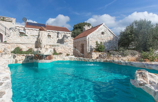 Stonehouse Marina - Estate With A Two Private Pools - Photo 1