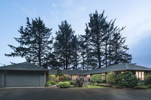 Photo 8 - The Purcell House by Avantstay Surrounded in Lush Greenery w/ Large Yard & Ocean Views