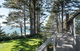 Photo 2 - The Purcell House by Avantstay Surrounded in Lush Greenery w/ Large Yard & Ocean Views