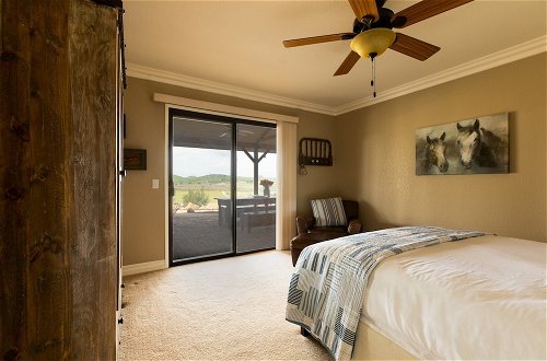 Foto 14 - Olive Ranch by Avantstay Enjoy Sunsets Over the Valley 4.5 Acre Ranch Home