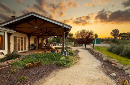 Photo 13 - Olive Ranch by Avantstay Enjoy Sunsets Over the Valley 4.5 Acre Ranch Home