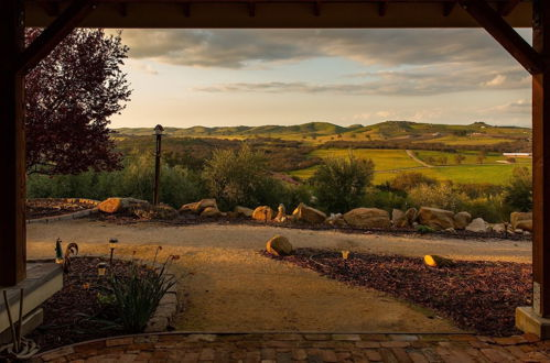 Foto 27 - Olive Ranch by Avantstay Enjoy Sunsets Over the Valley 4.5 Acre Ranch Home
