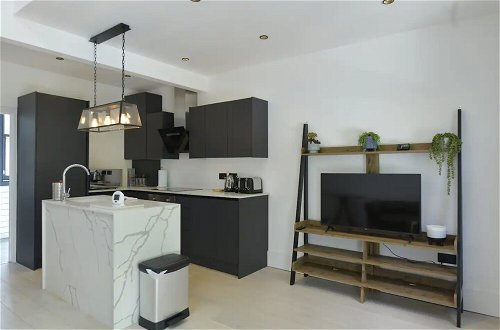 Photo 20 - Contemporary 2 Bedroom Apartment on Columbia Road