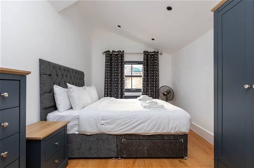 Photo 5 - Contemporary 2 Bedroom Apartment on Columbia Road
